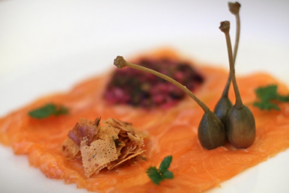 Carpaccio de saumon à la ciboulette croustillante